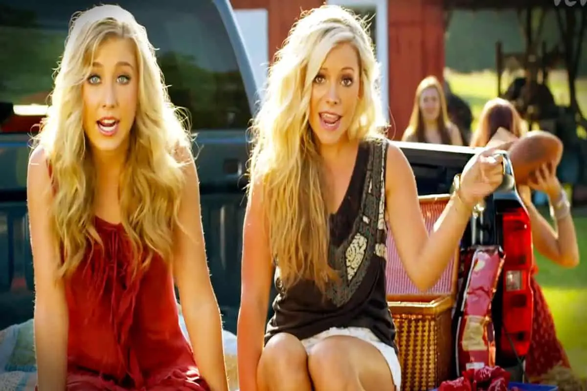 Maddie & Tae – “Girl In A Country Song”