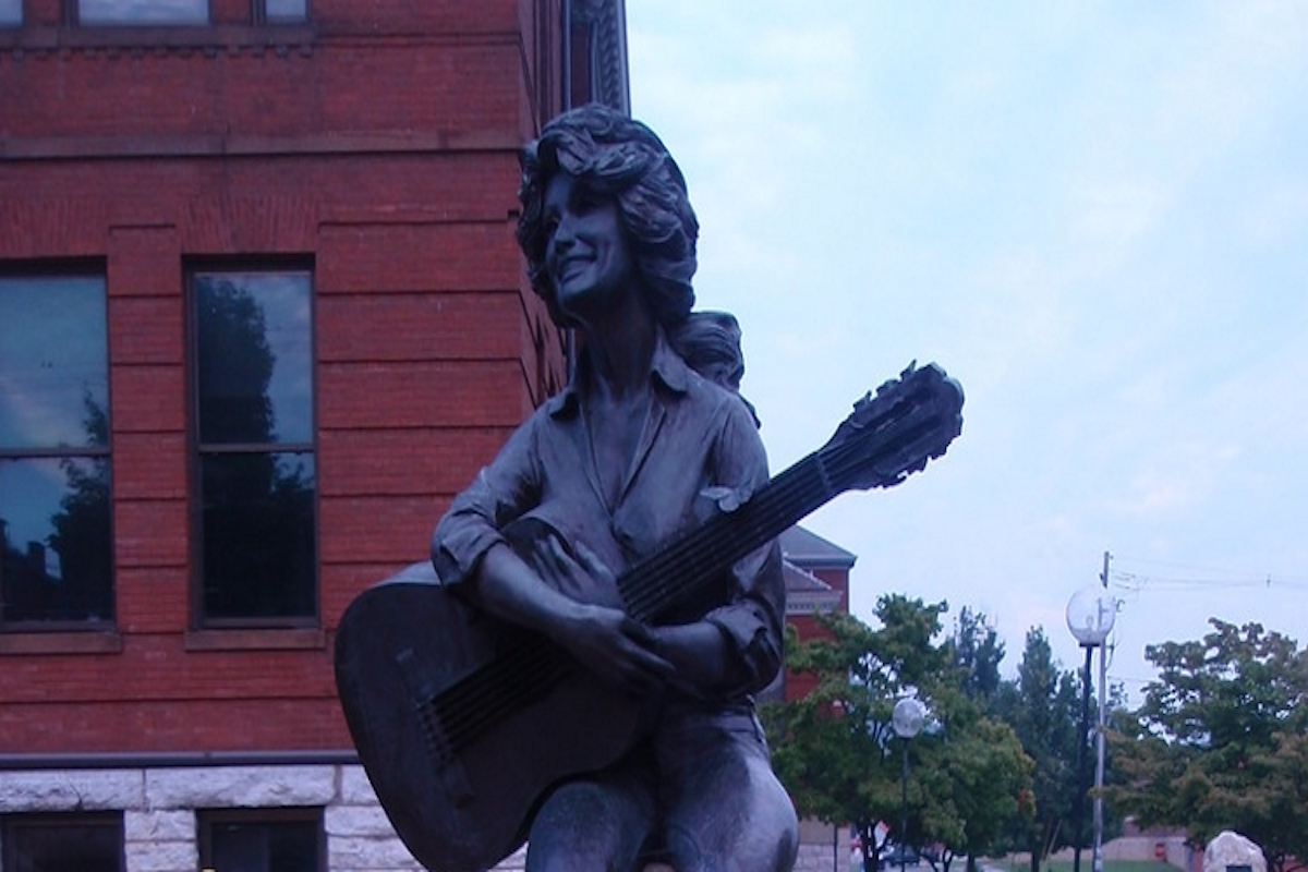 Fans of Dolly Parton Want Monuments of Her to Replace Confederate Statues in Tennessee